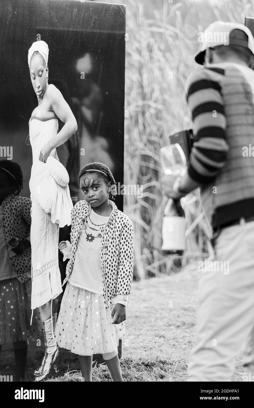 JOHANNESBURG, SUDAFRICA - 05 gennaio 2021: Un'immagine verticale di persone che ammirano un pezzo d'arte al Parco delle sculture di Nirox in Sud Africa Foto Stock