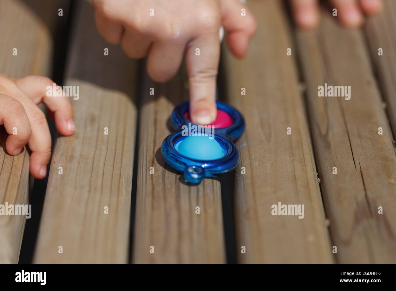 Mano del bambino che preme semplice-concavità, Closeup Foto Stock
