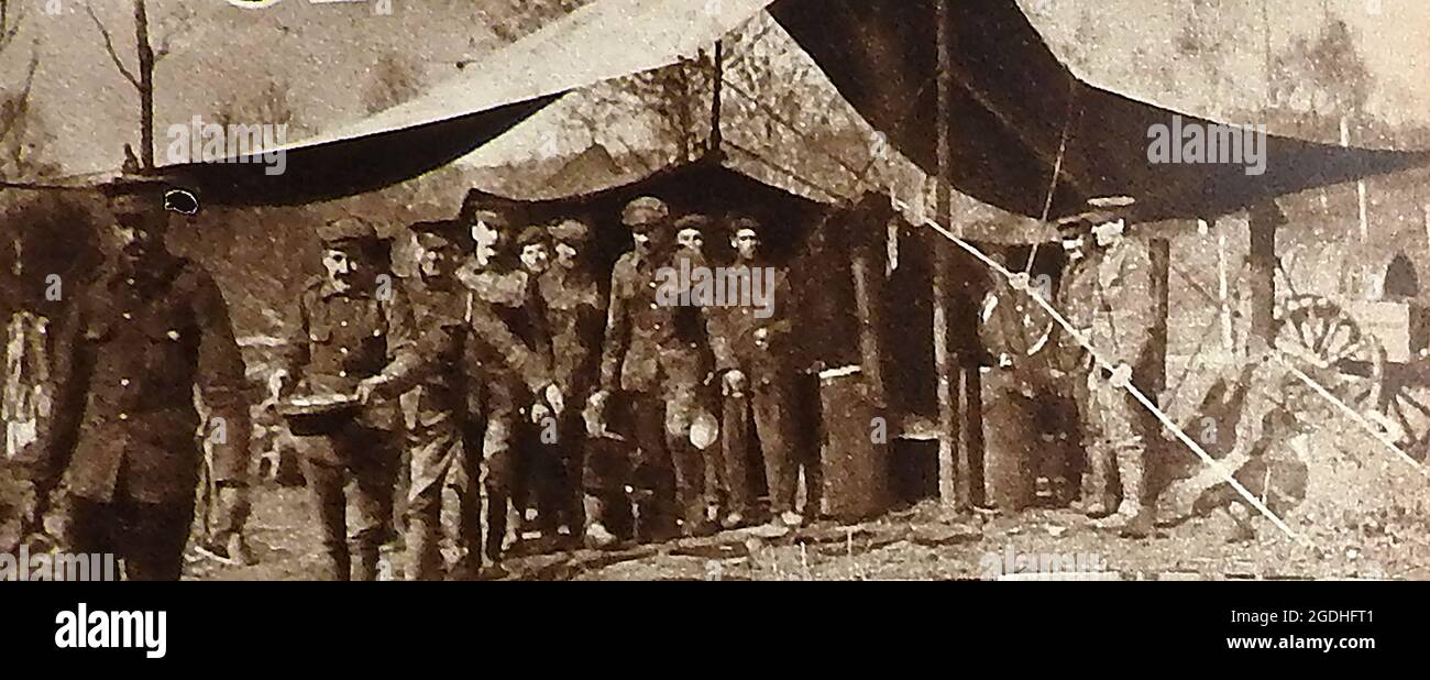 WWI - le truppe britanniche nella loro casa di cucina di fortuna trasportano il cibo agli uomini sulla parte anteriore Foto Stock