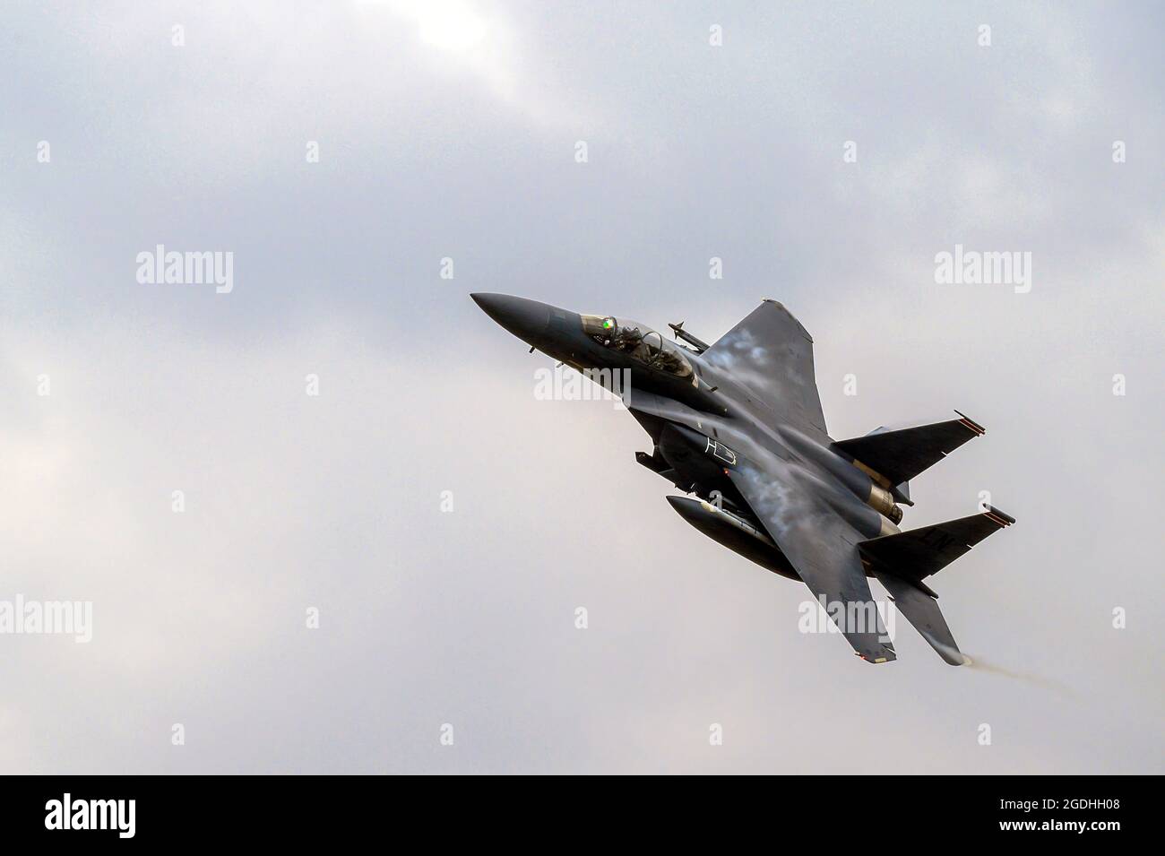 Un'Aquila F-15E assegnata al 494th Fighter Squadron esegue manovre prima dell'atterraggio a Royal Air Force Lakenheath, Inghilterra, il 27 luglio 2021. La Liberty Wing conduce una formazione di routine per mantenere la preparazione al combattimento e salvaguardare gli interessi nazionali degli Stati Uniti e la difesa collettiva di alleati e partner. (STATI UNITI Air Force foto di staff Sgt. Jeremy McGuffin) Foto Stock