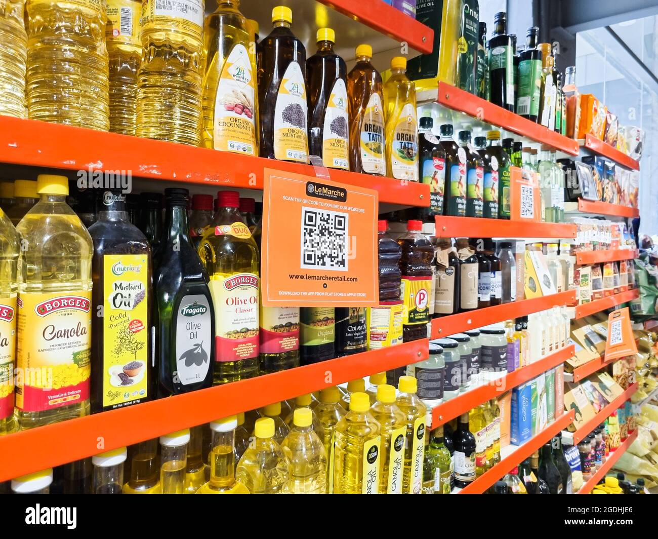 Supermercato le marche riempito con vari prodotti alimentari come oli da  cucina e yugurt e un codice QR che consente agli acquirenti di acquistare  online durante il Foto stock - Alamy