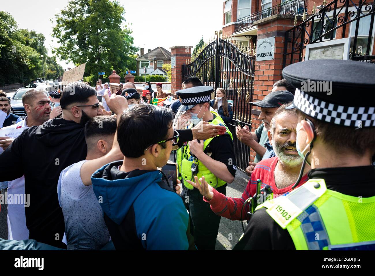 Manchester, Regno Unito. 13 Agosto 2021. La polizia deve intervenire durante una protesta al di fuori del Consolato Generale del Pakistan. I manifestanti vogliono che i leader internazionali esercitino pressioni sul governo pakistano, così smettono di sostenere i talebani. Ciò avviene dopo che i talebani catturano il suo 14 capitale provinciale, sempre più vicino a Kabul. Credit: Andy Barton/Alamy Live News Foto Stock