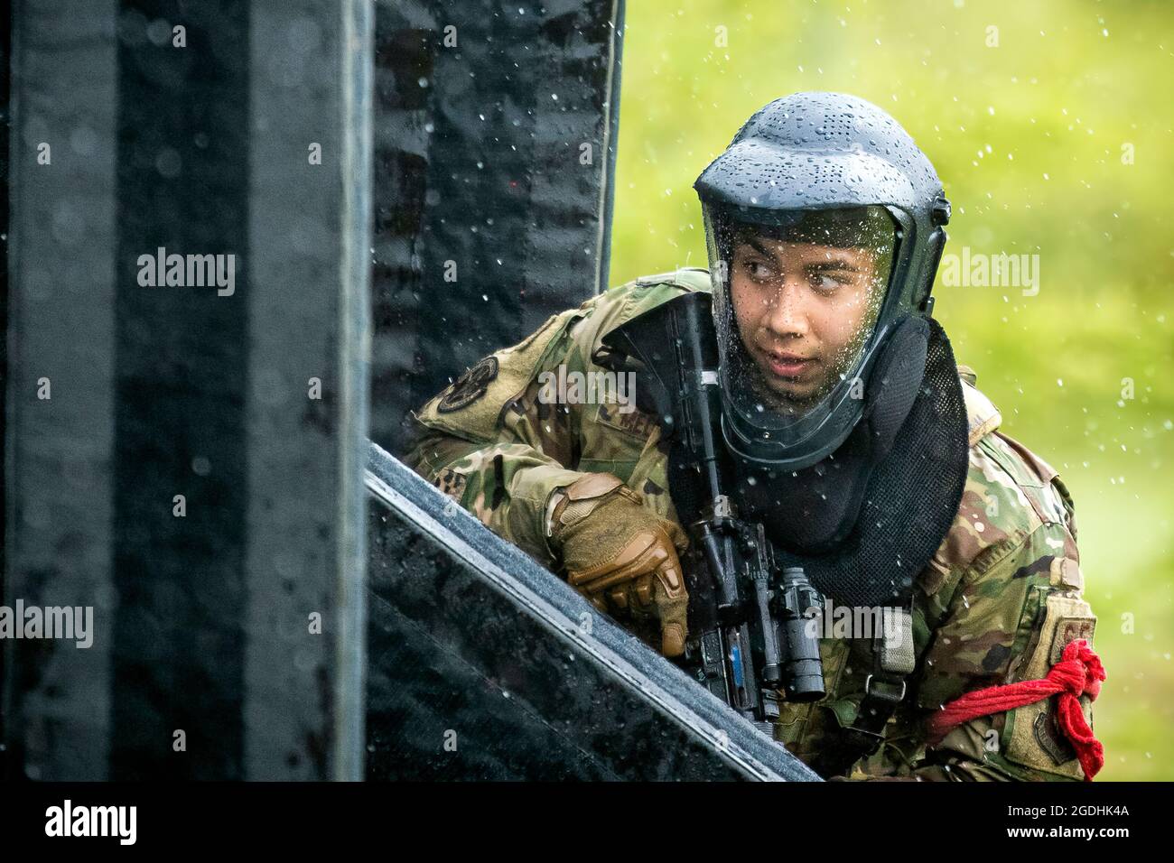 Airman prima Classe Luciano Medrano, 423rd Security Forces Squadron Response Force leader, scansiona il suo perimetro durante un esercizio di forza su forza al RAF Molesworth, Regno Unito, 21 maggio 2021. I difensori del 42nd e 423rd SFS si sono riuniti per allenarsi mentre hanno risposto a molteplici scenari volti ad affinare le loro abilità in situazioni di forza mortale. (STATI UNITI Air Force foto di Senior Airman Eugene Oliver) Foto Stock