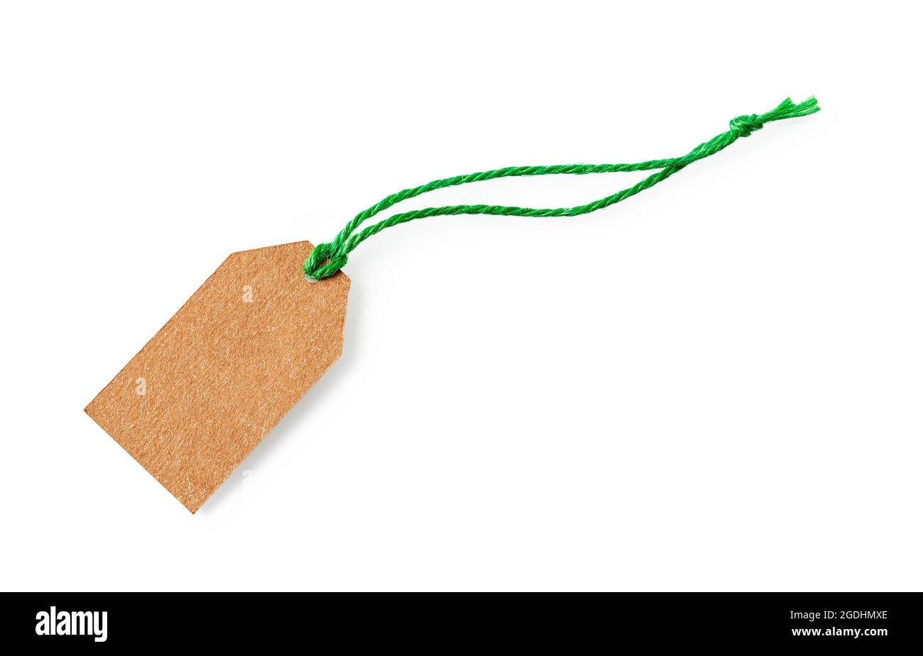 Etichetta di cartone vuota su un nastro di iuta verde isolato su sfondo bianco. Etichetta di carta marrone vuota con spago di lino vicino. Etichetta per fune riciclabile. Foto Stock