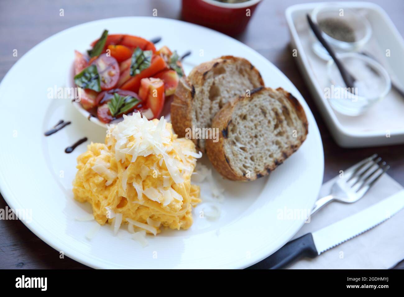 frittata con pomodoro e pane su fondo di legno Foto Stock