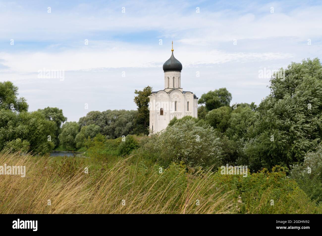 La Chiesa dell'intercessione della Vergine Santa sul fiume Nervi o 'Pokrova na Nervi'. Bogolubovo vicino a Vladimir, Russia Foto Stock