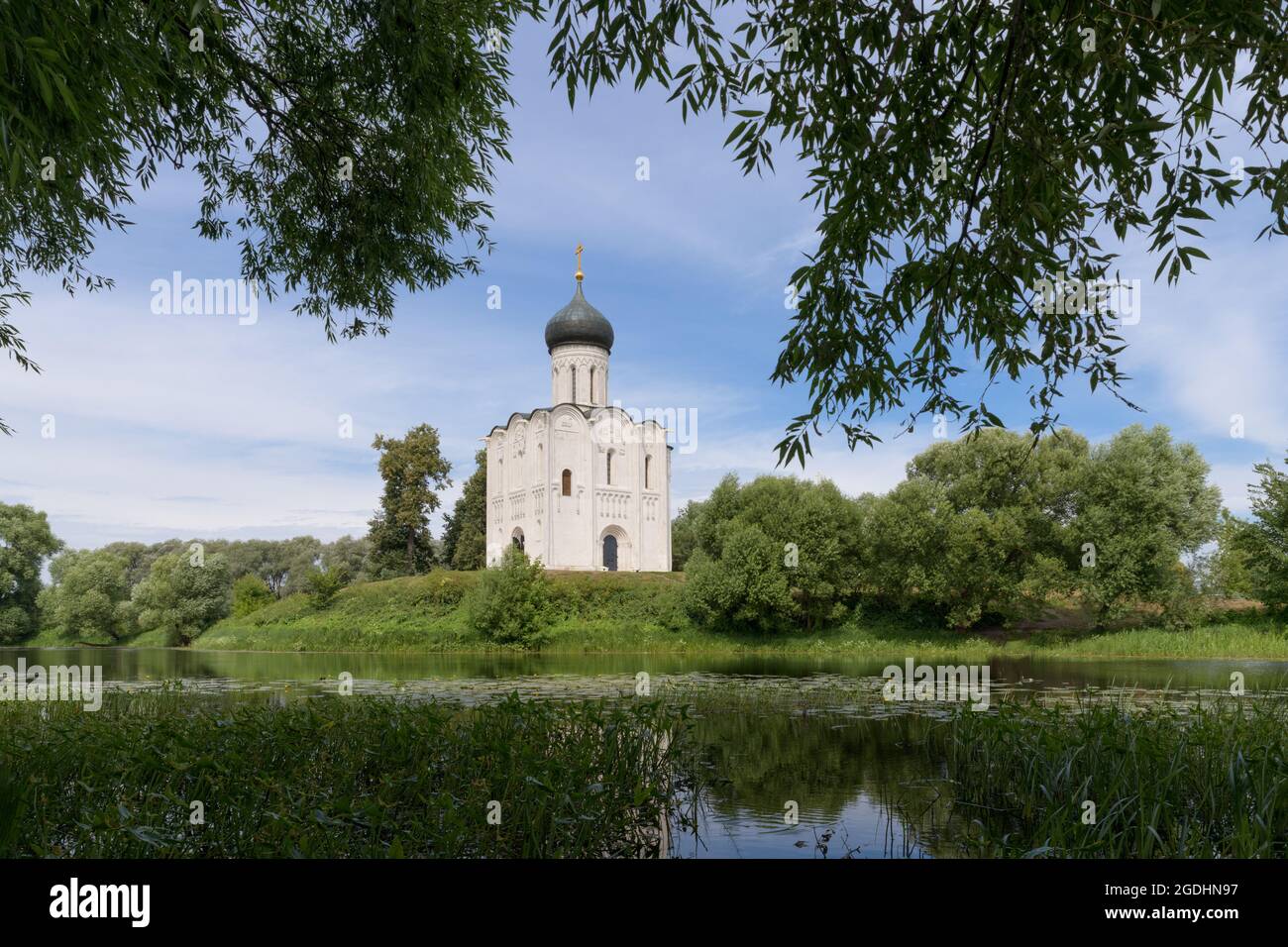 La Chiesa dell'intercessione della Vergine Santa sul fiume Nervi o 'Pokrova na Nervi'. Bogolubovo vicino a Vladimir, Russia Foto Stock