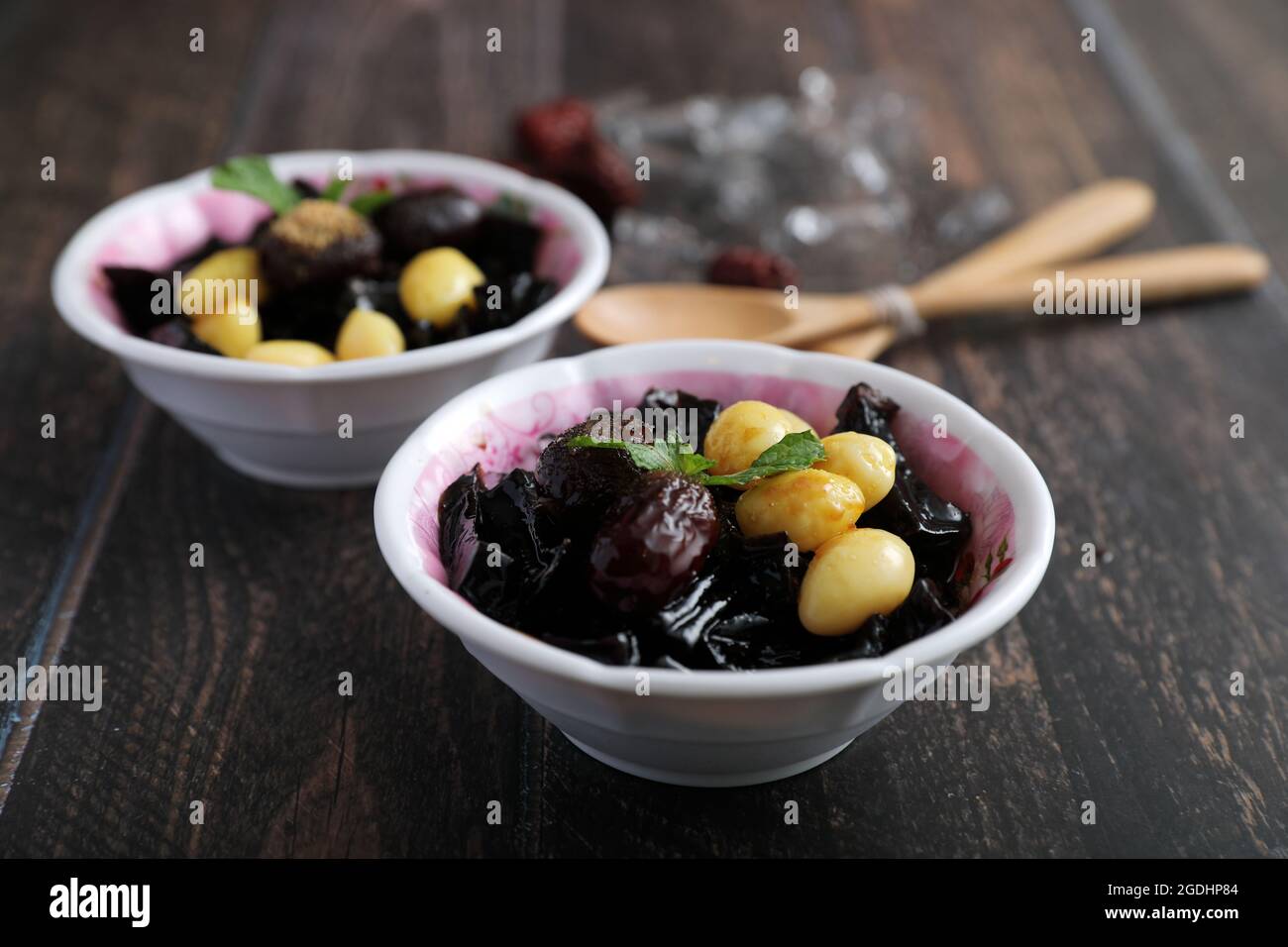 Gelatina di vetro da dessert tailandese locale isolata su sfondo di legno Foto Stock