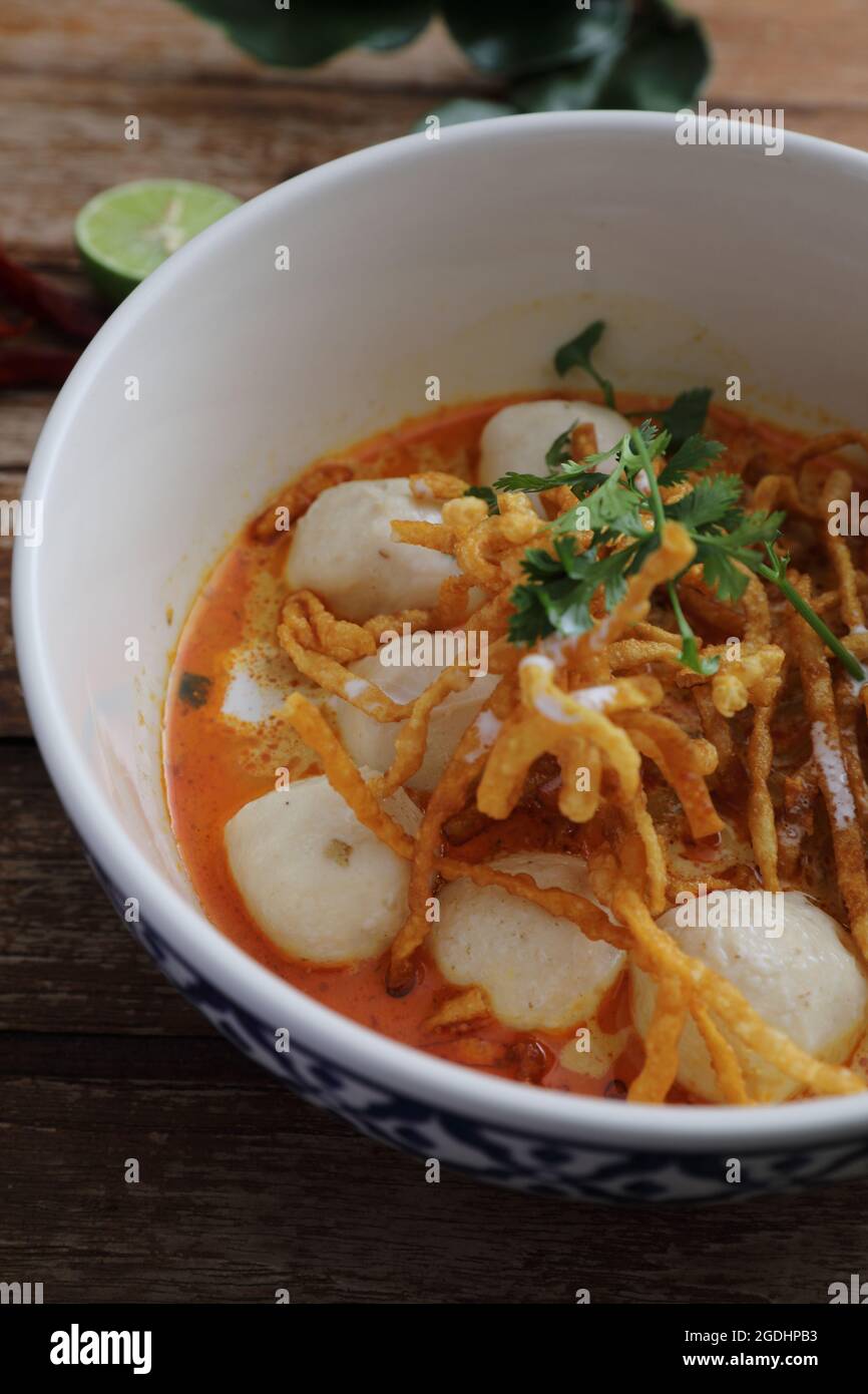 Cibo locale della Tailandia del nord: Porcini all'uovo al curry con polpette legno di fondo Foto Stock