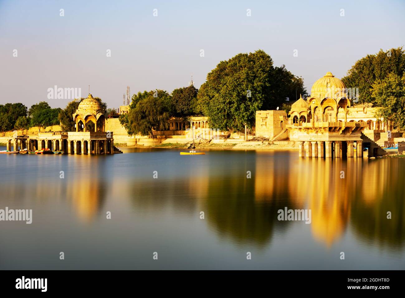 Tempio di Gadi Sagar sul lago di Gadisar Jaisalmer Rajasthan Foto Stock