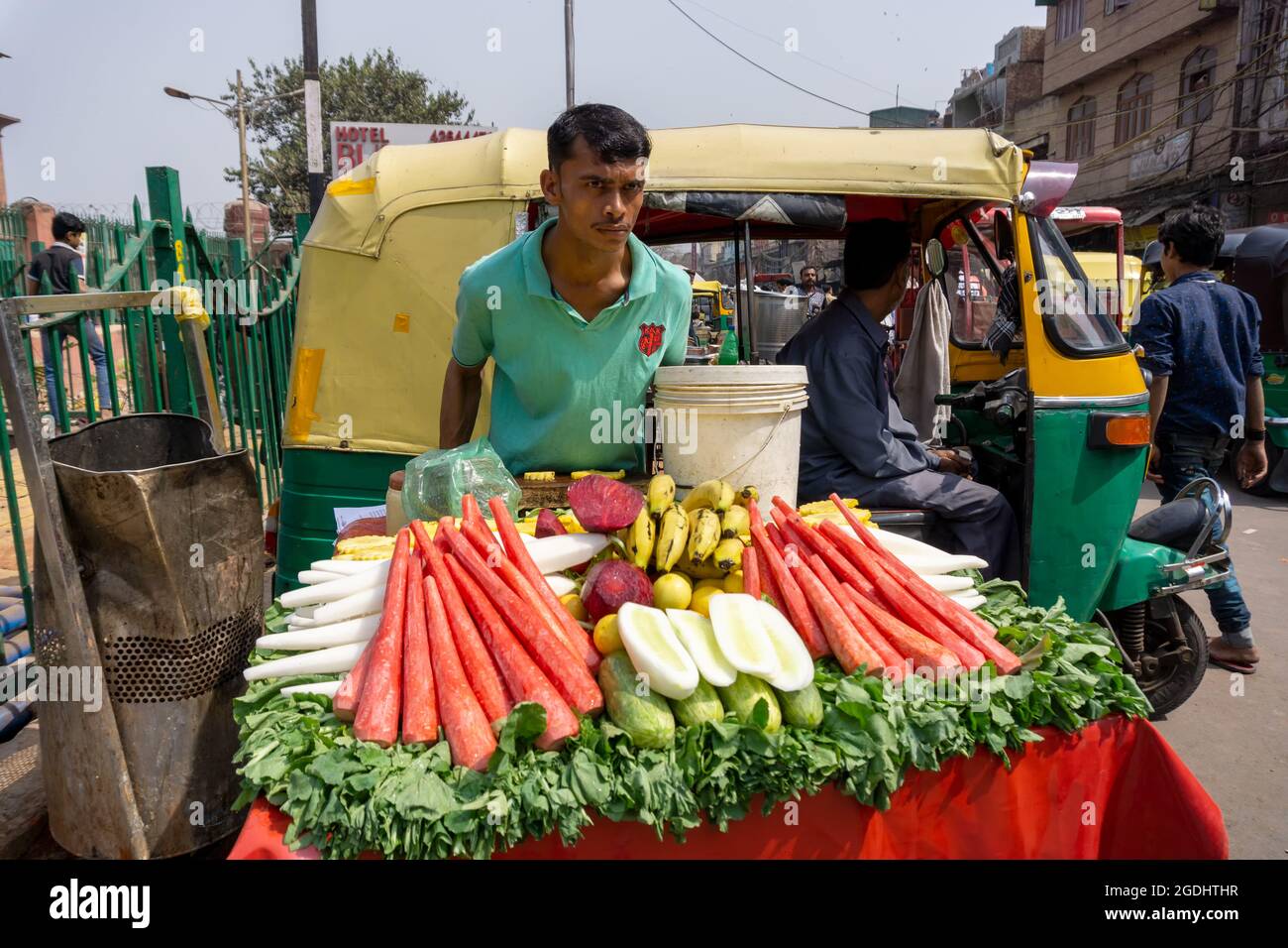 Old Delhi, India - 4 marzo 2018: Fornitore di frutta fresca e verdura vicino al Chandni Chowk (Moonlight Square), uno dei mercati più antichi e trafficati i Foto Stock