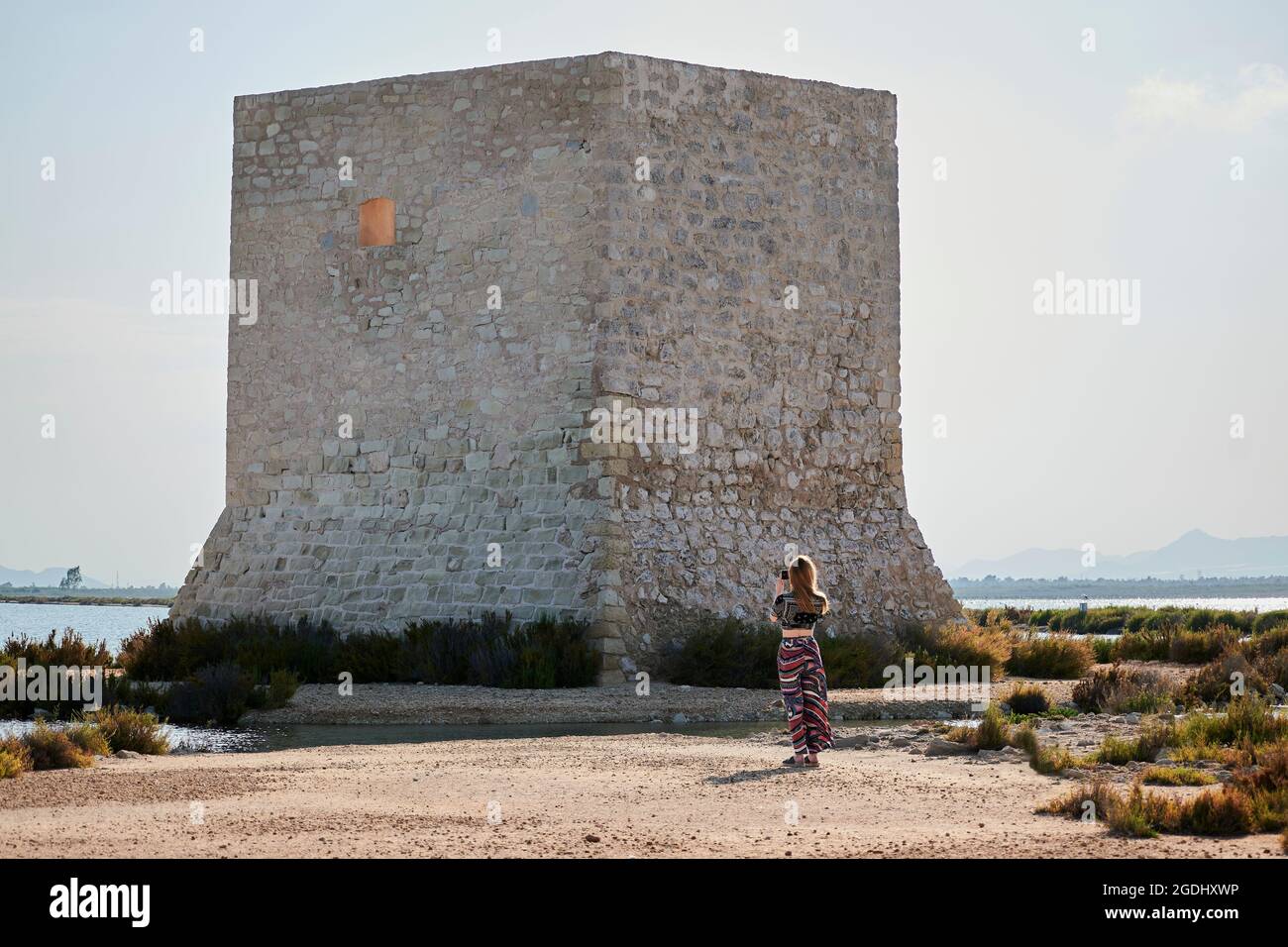Donna scatta foto con il telefono della Torre del Tamarit, Spagna Foto Stock
