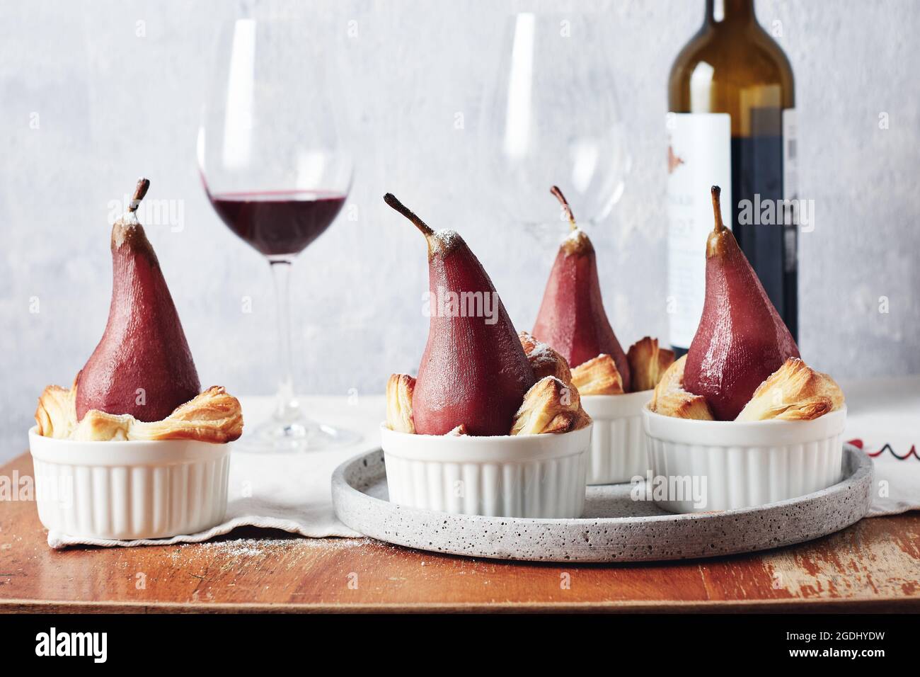 Pere in camicia in vino rosso con cannella. Foto Stock
