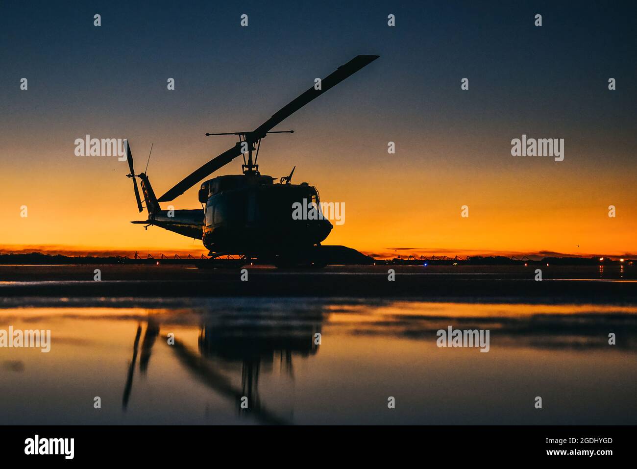 Un Iroquois UH-1N con il 1° Squadrone dell'elicottero siede sulla linea di volo alla base congiunta Andrews, Md., 1 novembre 2019. Il primo HS fornisce il supporto alla zona di Washington, D.C., e JB Andrews. Il 1° HS conduce missioni di sollevamento aereo ad alta priorità e fornisce una risposta di emergenza nella Regione capitale Nazionale. (STATI UNITI Air Force foto di Airman prima Classe Noah Sudolcan) Foto Stock