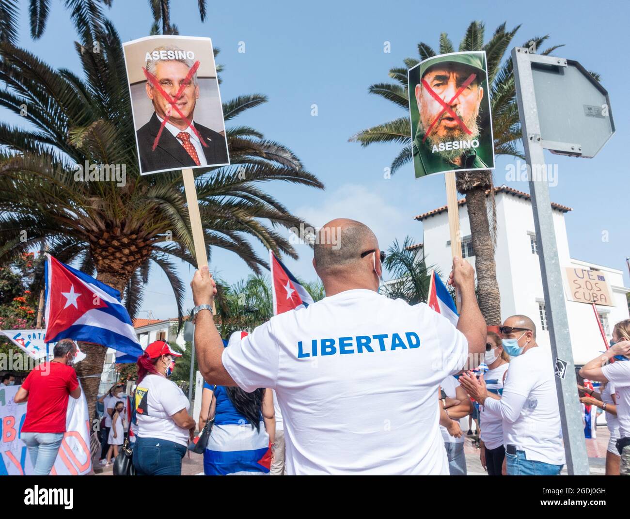 Las Palmas, Gran Canaria, Isole Canarie, Spagna. 13 agosto 2021. La grande  comunità cubana che vive a Gran Canaria protesta fuori dall'edificio del  consolato cubano di Las Palmas. Chiedono un regime di