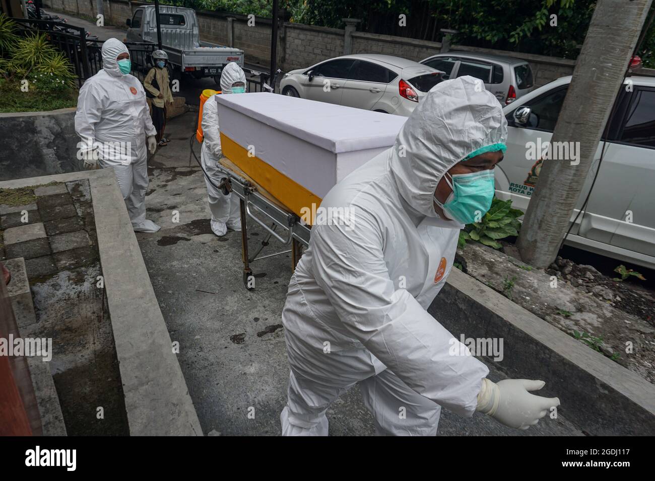 Denpasar, Bali, Indonesia. 12 agosto 2021. I lavoratori che andavano a prelevare la vittima morta dalla stanza di isolamento. Il malessere dell'ospedale di Wangaya è sovraccarico a causa di un aumento significativo delle vittime di Covid-19 morti. La tradizione indù balinese aspetta che il "buon giorno" selezionato per le vittime morte si cremino. Come da Giovedi, 12 agosto, la provincia di Bali aumentare 1.353 nuovi casi e 35 morti in 24 ore. (Immagine di credito: © Dicky BisinglasiZUMA Press Wire) Foto Stock