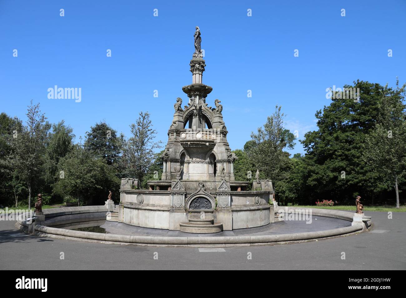 Stewart Memorial Fountain sormontata da una statua della Signora del Lago al Kelvingrove Park di Glasgow Foto Stock