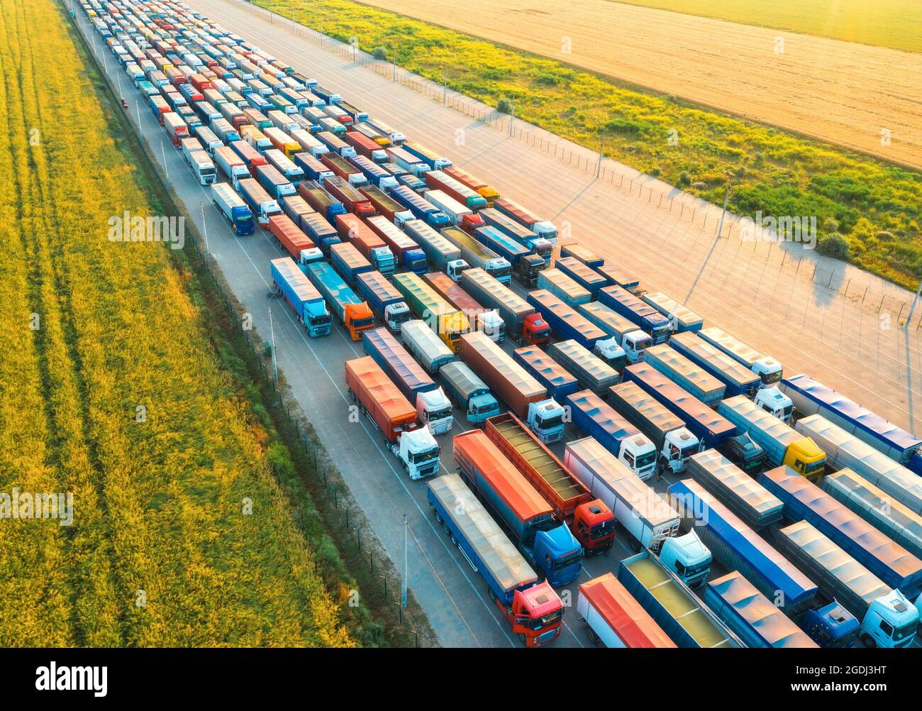 Vista aerea di camion colorati nel terminal al tramonto in estate Foto Stock