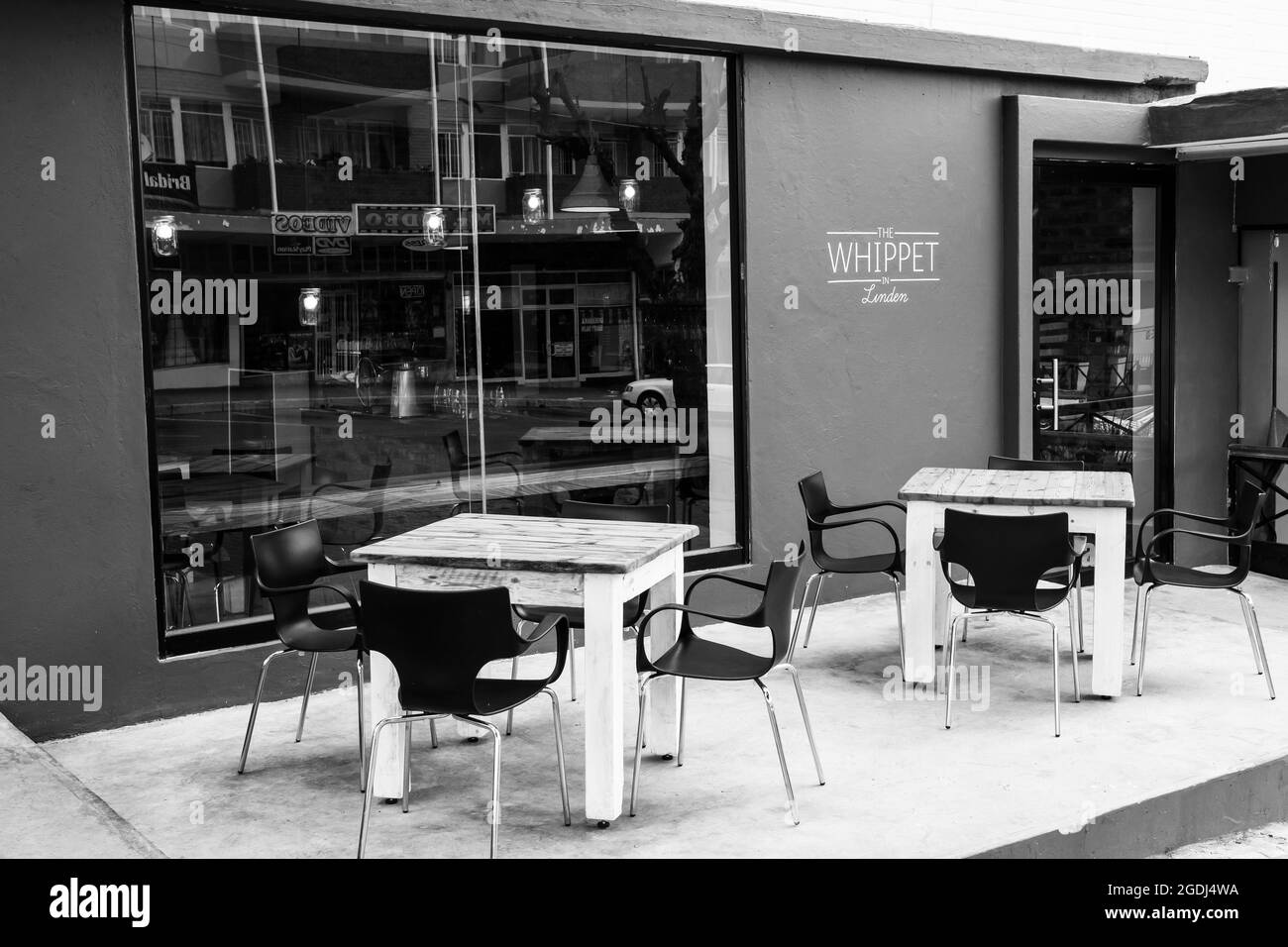 JOHANNESBURG, SUDAFRICA - 06 gennaio 2021: Una vista di caffè vuoto cafè e panetteria da fuori a Johannesburg, Sudafrica Foto Stock