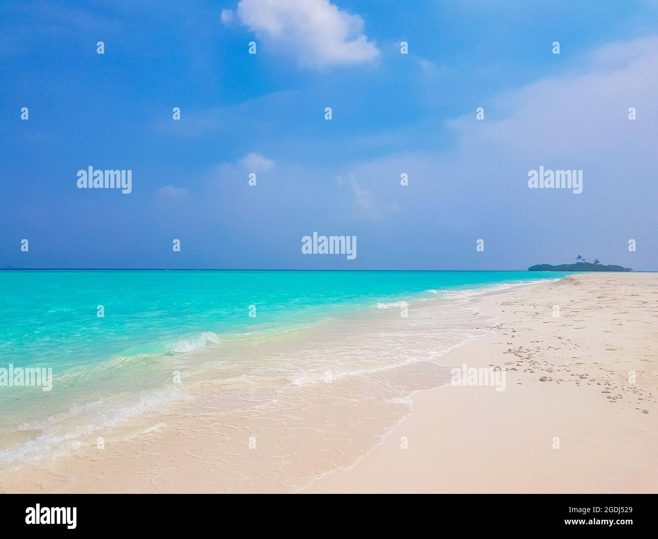 Gradiente di colore alle isole Sandbank Madivaru e Finolhu in Rasdhoo Atoll Maldive. Foto Stock