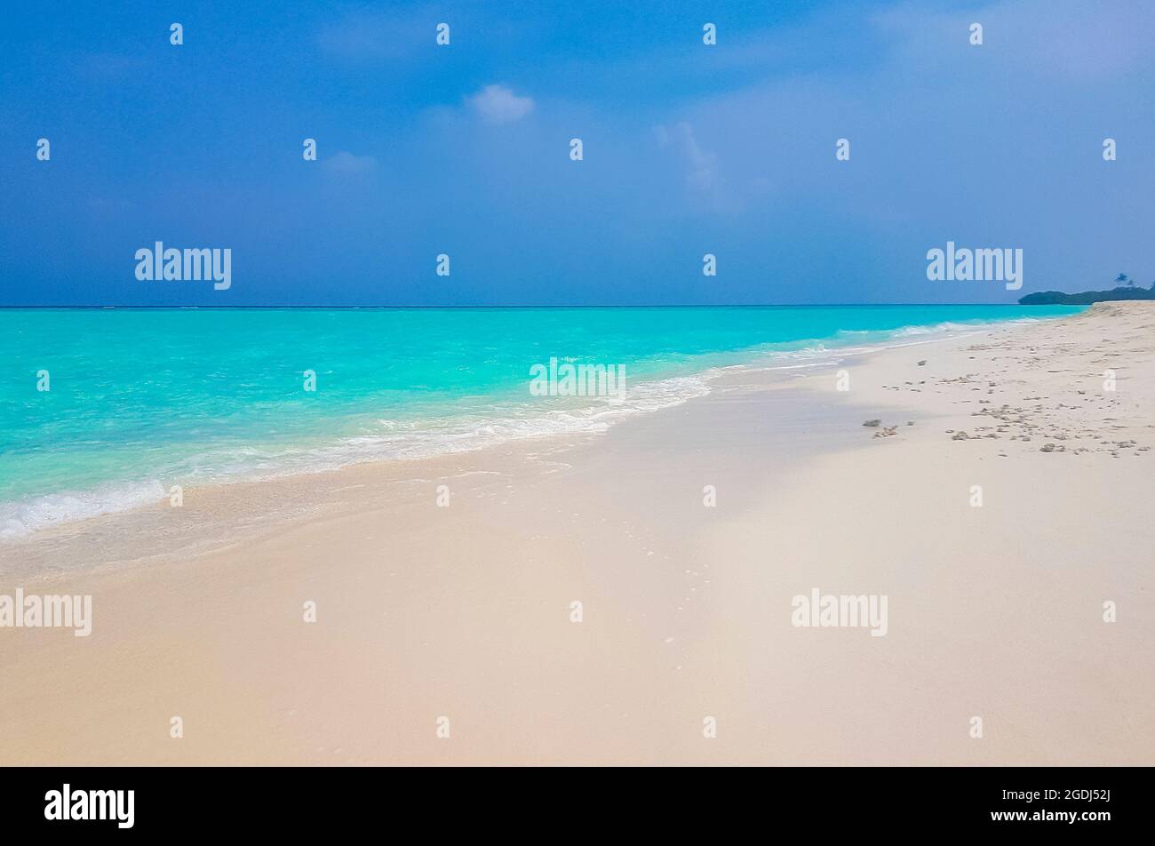 Gradiente di colore alle isole Sandbank Madivaru e Finolhu in Rasdhoo Atoll Maldive. Foto Stock