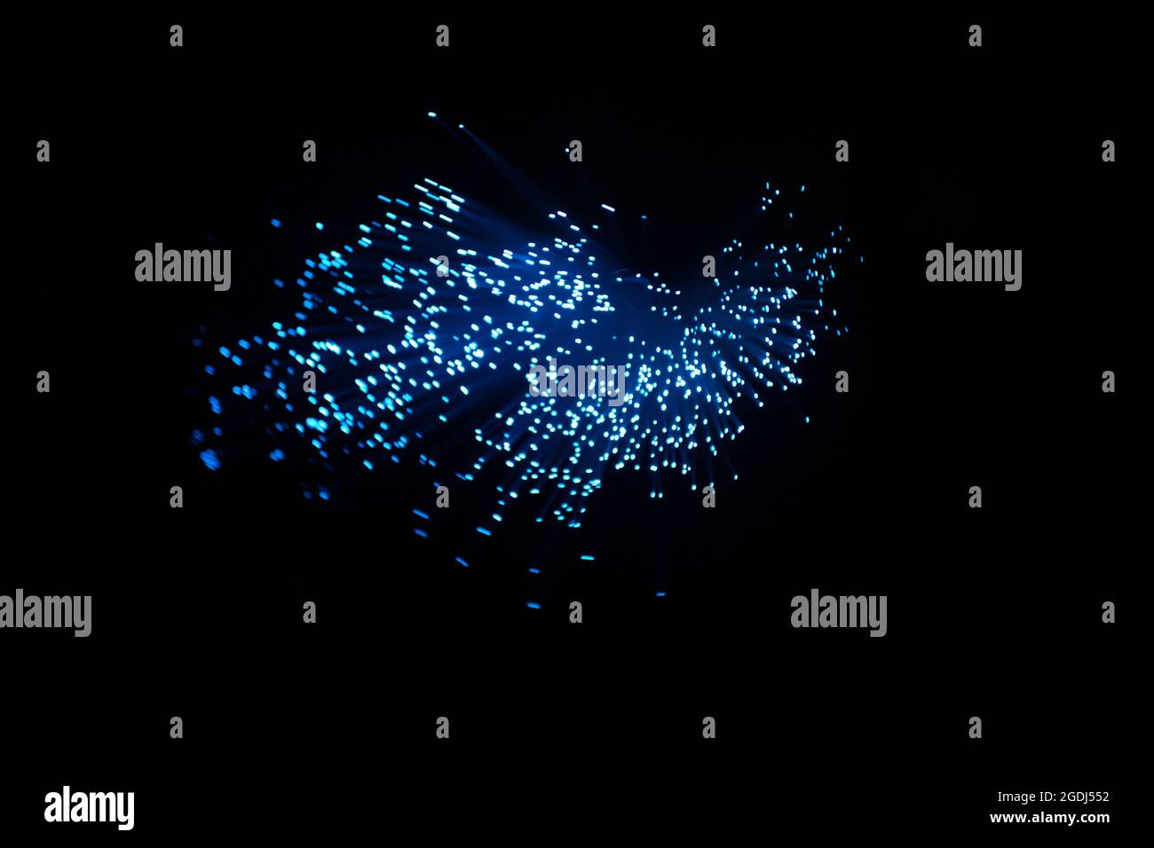 Particelle astratte blu e linee con bokeh e sfocatura su sfondo scuro. Foto Stock