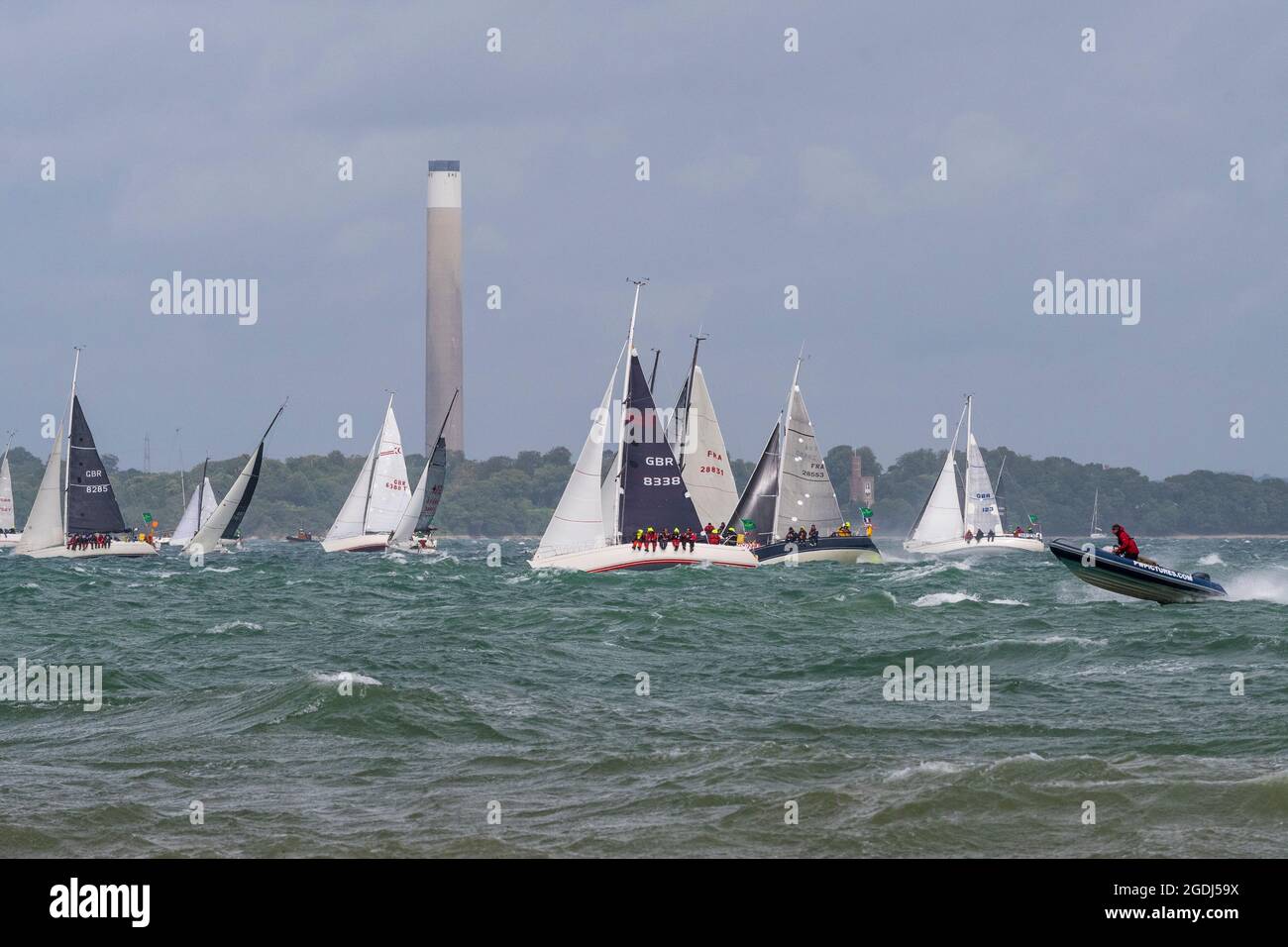 La partenza della Rolex Fastnet Race 2021 (RORC) nel Solent con venti alti e condizioni di raffica per i concorrenti.Cowes, Isle of Wight, UK Foto Stock