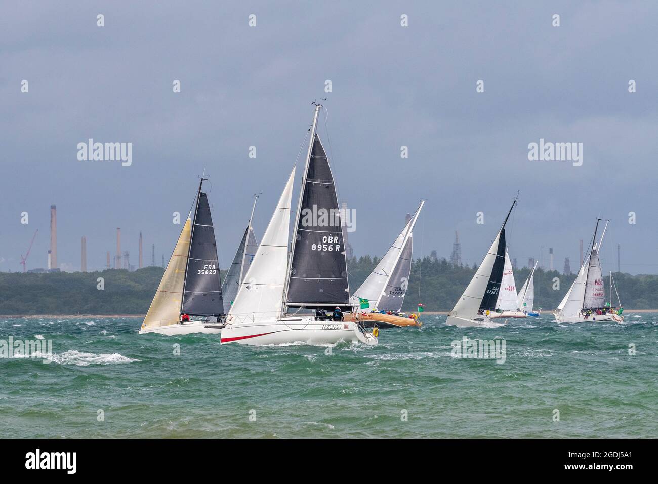 La partenza della Rolex Fastnet Race 2021 (RORC) nel Solent con venti alti e condizioni di raffica per i concorrenti.Cowes, Isle of Wight, UK Foto Stock