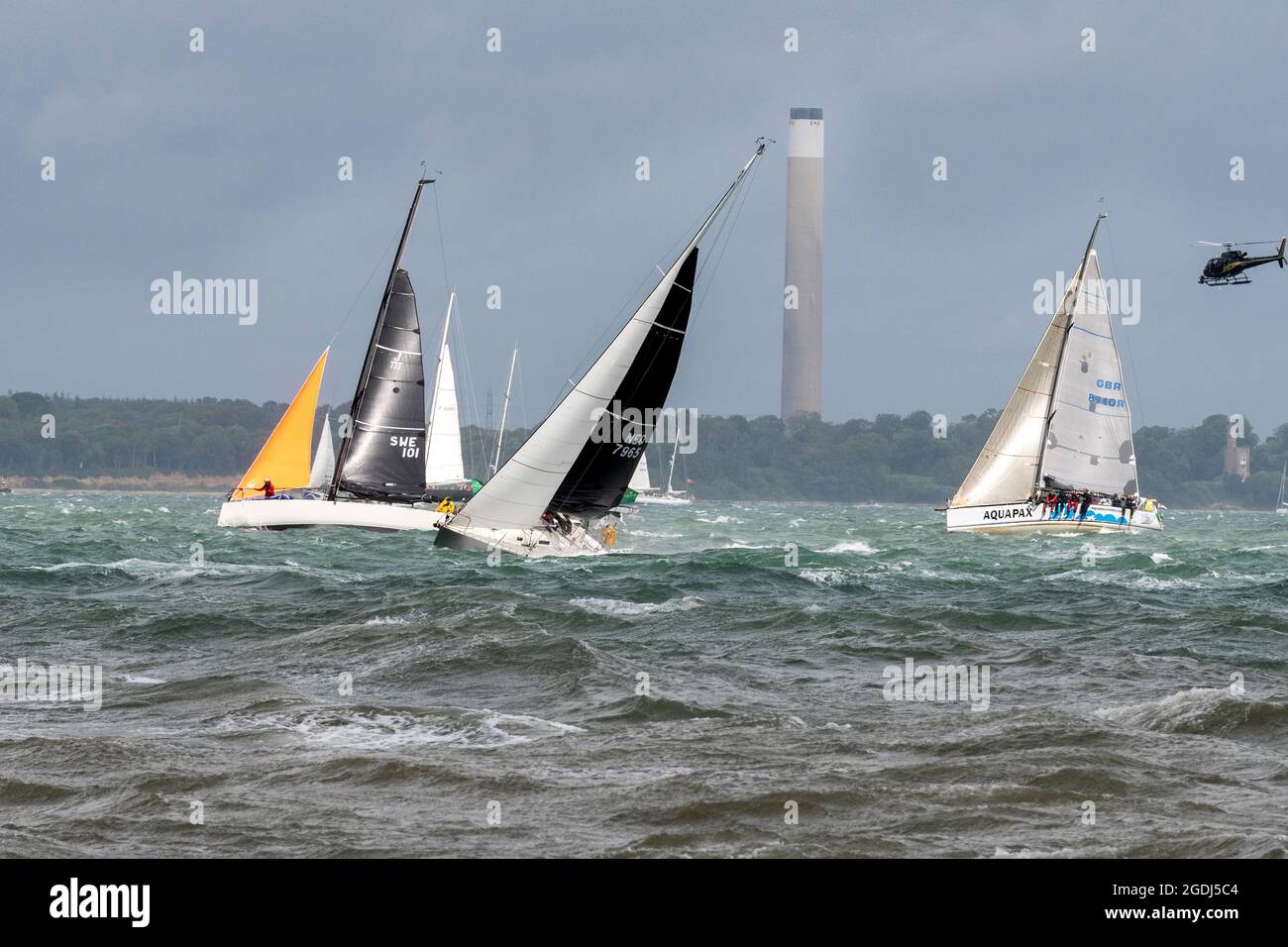 La partenza della Rolex Fastnet Race 2021 (RORC) nel Solent con venti alti e condizioni di raffica per i concorrenti.Cowes, Isle of Wight, UK Foto Stock