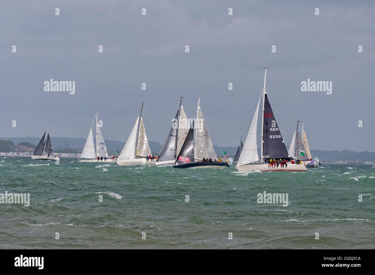 La partenza della Rolex Fastnet Race 2021 (RORC) nel Solent con venti alti e condizioni di raffica per i concorrenti.Cowes, Isle of Wight, UK Foto Stock