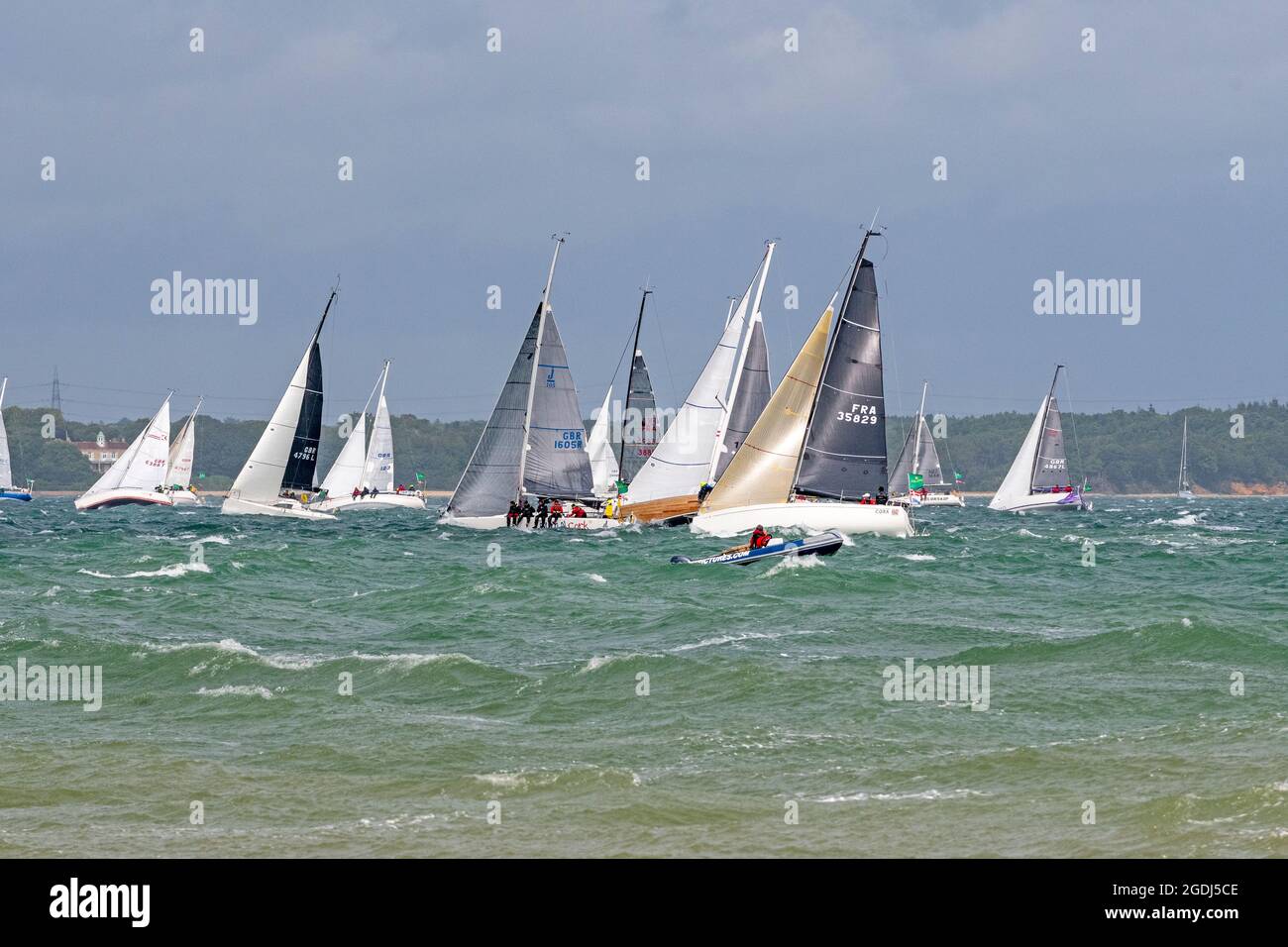 La partenza della Rolex Fastnet Race 2021 (RORC) nel Solent con venti alti e condizioni di raffica per i concorrenti.Cowes, Isle of Wight, UK Foto Stock