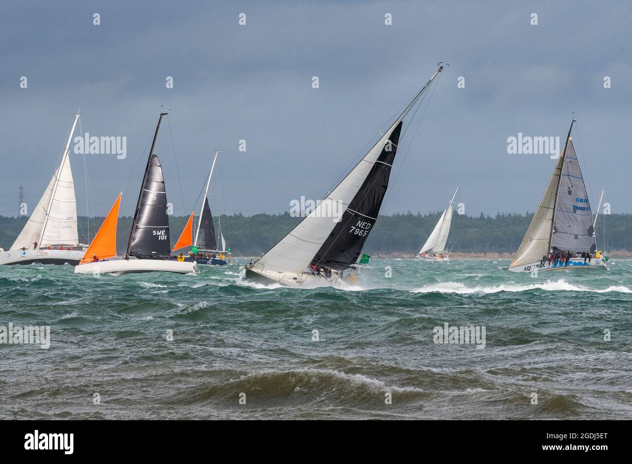 La partenza della Rolex Fastnet Race 2021 (RORC) nel Solent con venti alti e condizioni di raffica per i concorrenti.Cowes, Isle of Wight, UK Foto Stock