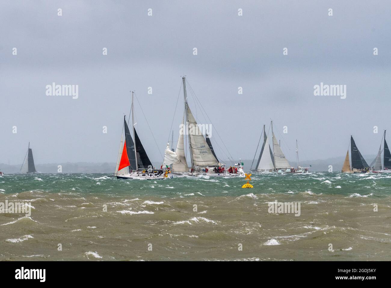 Inizio della Rolex Fastnet Race 2021 l'8 agosto 2021. I concorrenti si sono trovati a fronteggiare condizioni di forte vento. Cowes, Isola di Wight, Inghilterra, Regno Unito Foto Stock