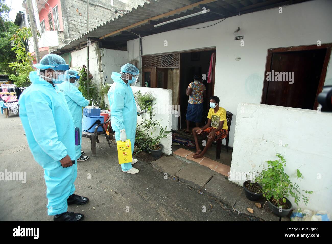 Colombo, Sri Lanka. 13 Agosto 2021. I membri di un team di vaccinazioni mobili mediche dell'esercito arrivano in un'area residenziale per vaccinare le persone con mobilità limitata a Colombo, Sri Lanka, il 13 agosto 2021. Oltre 11 milioni di prime dosi di vaccini COVID-19 sono state somministrate in Sri Lanka fino ad oggi, mentre un programma di vaccinazione di massa è in corso per inoculare tutti i cittadini di età superiore ai 30 anni, ha detto il Ministero della Salute Venerdì. Credit: Ajith Perera/Xinhua/Alamy Live News Foto Stock