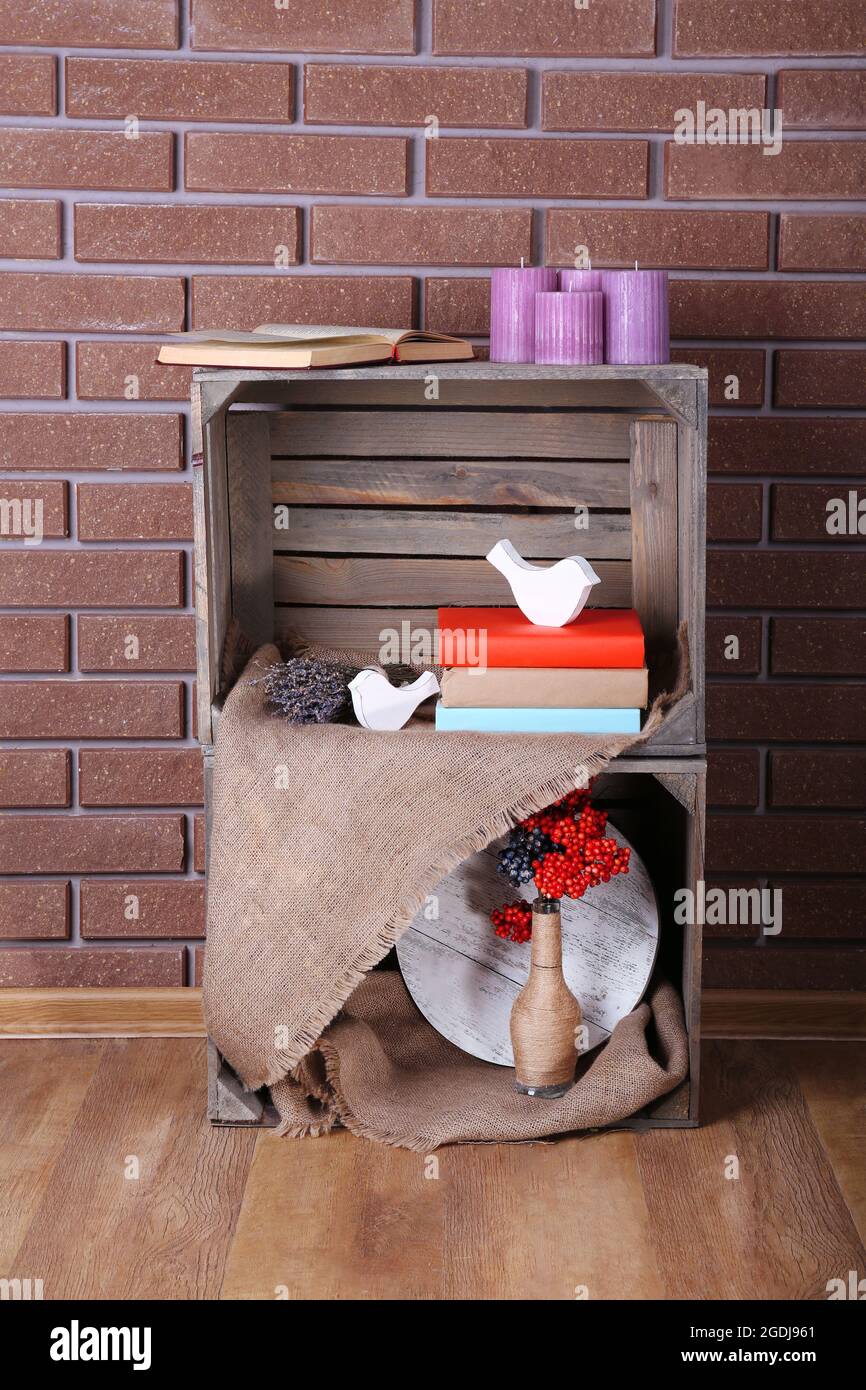 Mensole fatte di scatole di legno per le piccole cose per la casa Foto  stock - Alamy