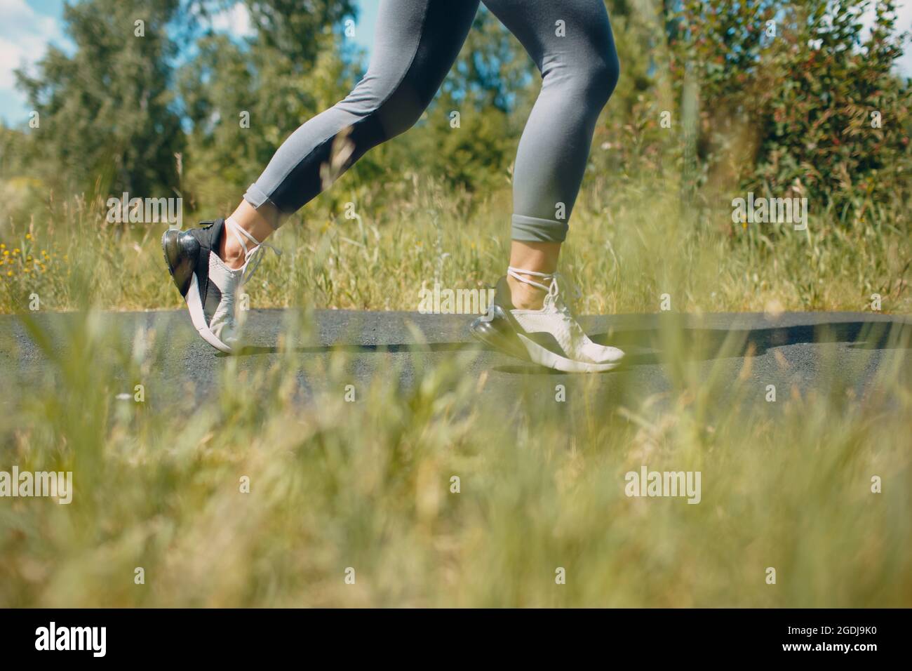 Donna runner in scarpe da running closeup di gambe sportive donna. Jogging femminile Foto Stock