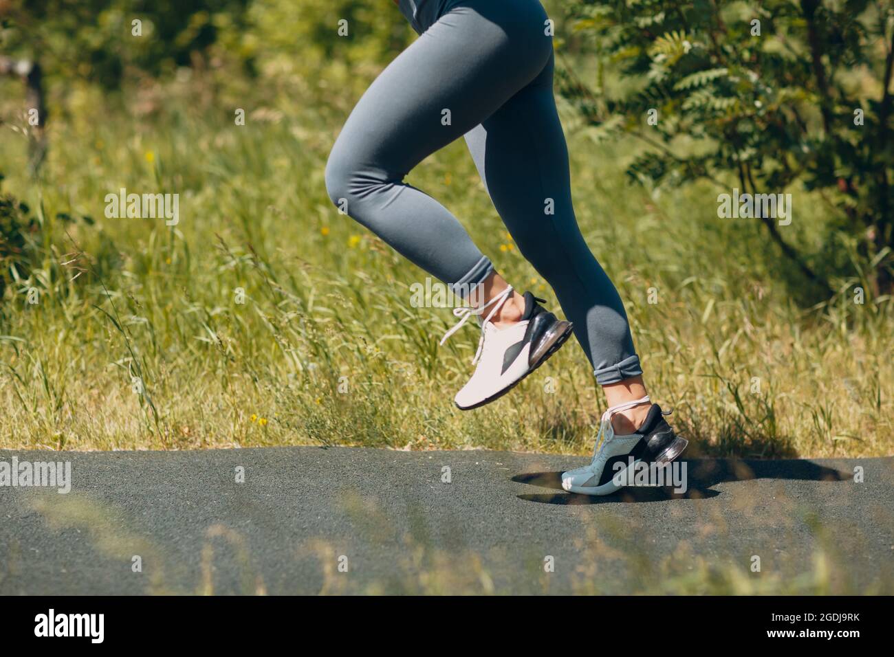 Donna runner in scarpe da running closeup di gambe sportive donna. Jogging femminile Foto Stock