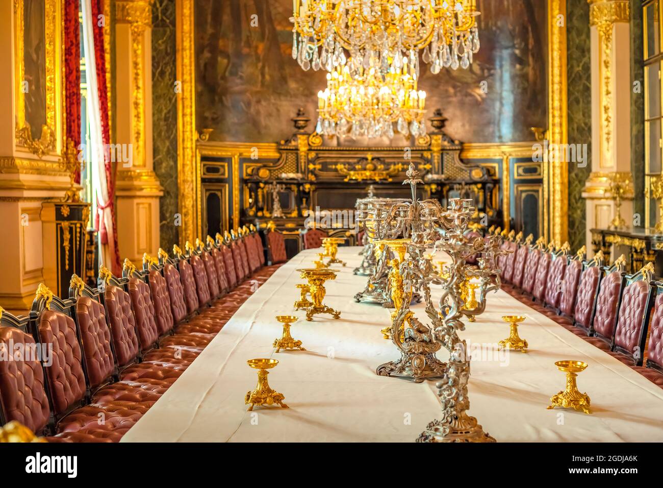 Sala da pranzo in stile rococo negli appartamenti Napoleon III del Museo del Louvre, Parigi, Francia Foto Stock