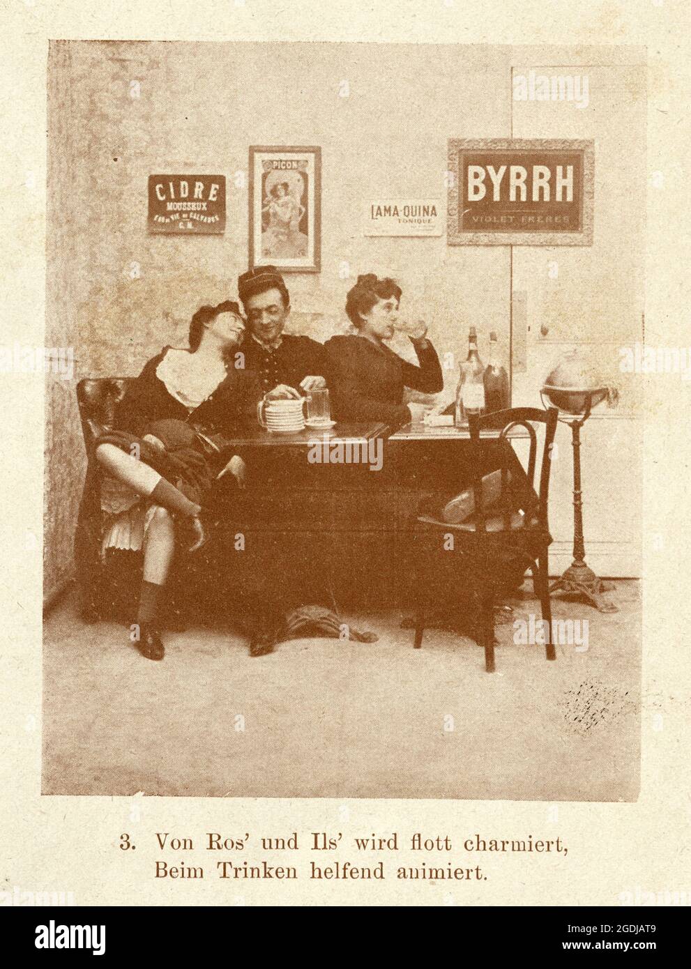 Vintage Fotografia di nel quartiere Latino, Parigi, 1902, giovane uomo che beve con due donne, fumo, bar, francese Foto Stock