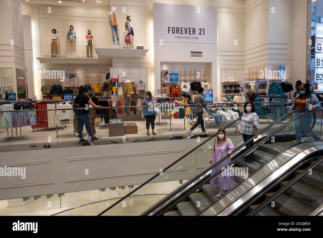 Forever 21 Times Square è un negozio di abbigliamento per giovani donne,  New York City, USA Foto stock - Alamy