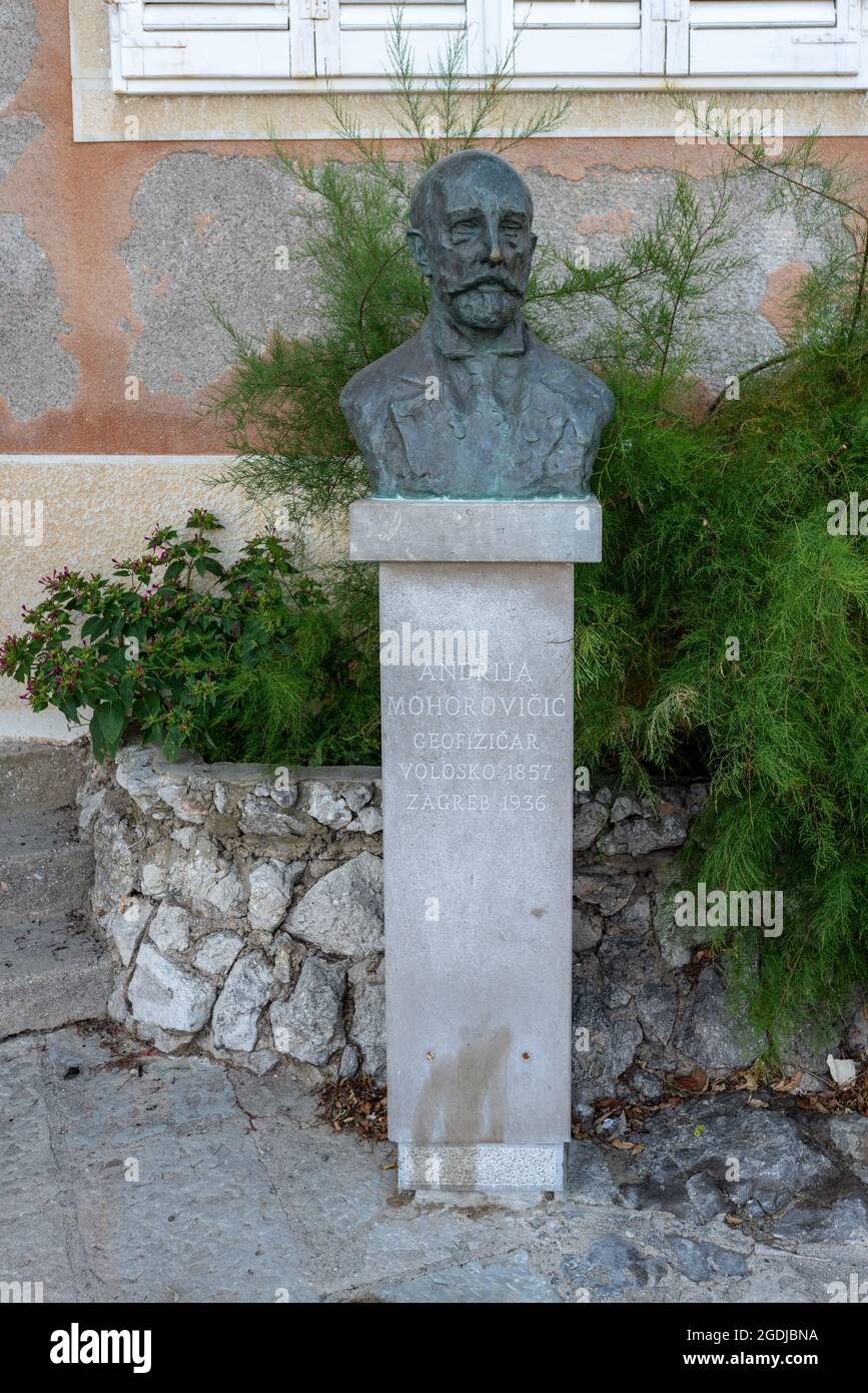Busto di geologa e sismologa Andrija Mohorovičić, scopritore della discontinuità Moho, nel suo luogo di nascita, la città marittima croata Volosko. Foto Stock