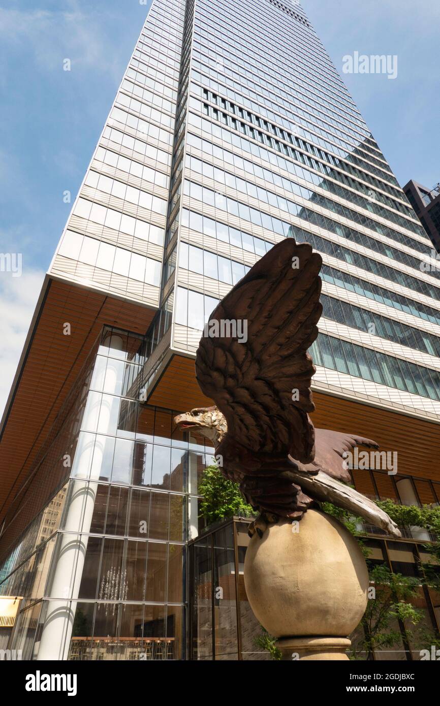 La Bald Eagle in ghisa si trova sopra l'entrata Vanderbilt del Grand Central Terminal, con uno dei Vanderbilt più alti sullo sfondo, New York City, USA Foto Stock