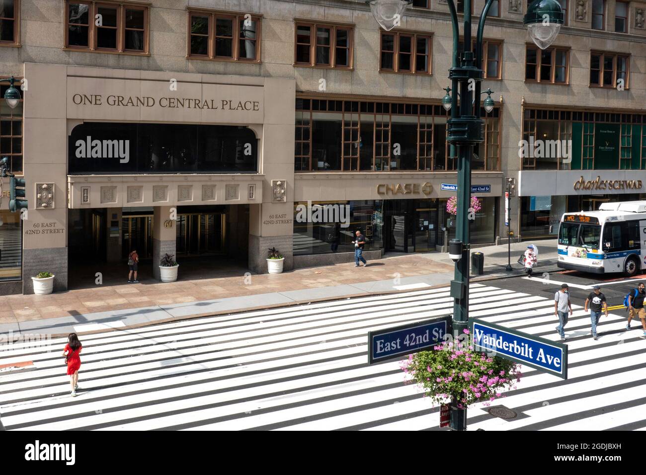 Attraversate East 42nd Street e Vanderbilt Avenue a Grand Central Place, NYC, USA Foto Stock