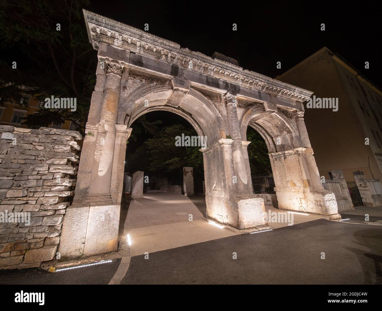 La porta Gemina, una porta romana del II-III secolo nel centro di Pola  (Croazia). Girato di notte Foto stock - Alamy