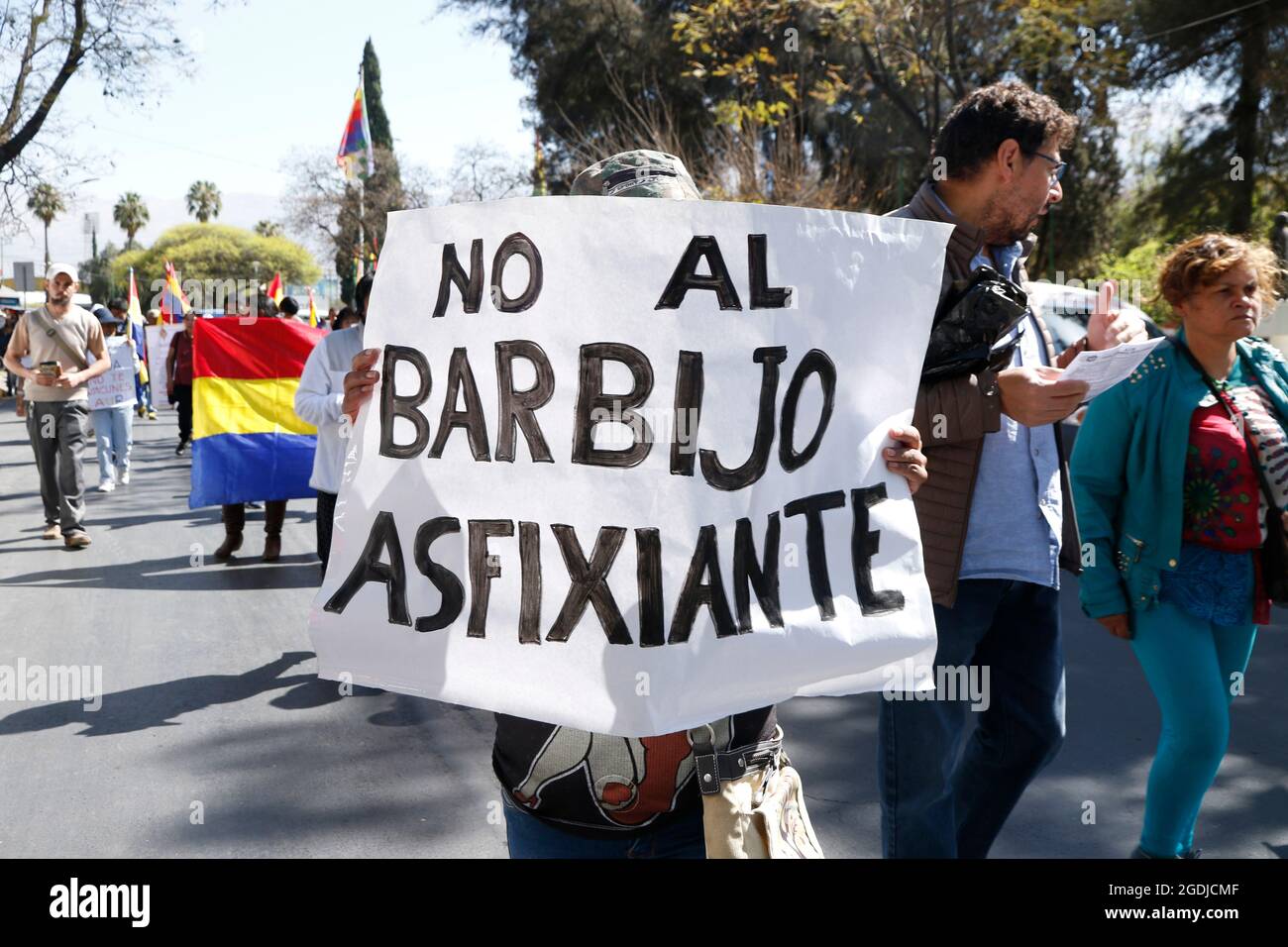 Cochabamba, Bolivia. 13 Agosto 2021. "Termina la copertura soffocante bocca-naso", legge il cartello di un dimostratore durante un raduno tenuto in mezzo alla pandemia di Corona sotto lo slogan "protesta nazionale per la libertà, contro la copertura bocca-naso e contro le vaccinazioni". Mentre la vaccinazione obbligatoria contro Corona è in corso di discussione, gli attivisti anti-vaccinazione in tutto il paese chiedono proteste contro presunti tentativi di ricerca da parte delle aziende farmaceutiche. Credit: David Flores/dpa/Alamy Live News Foto Stock