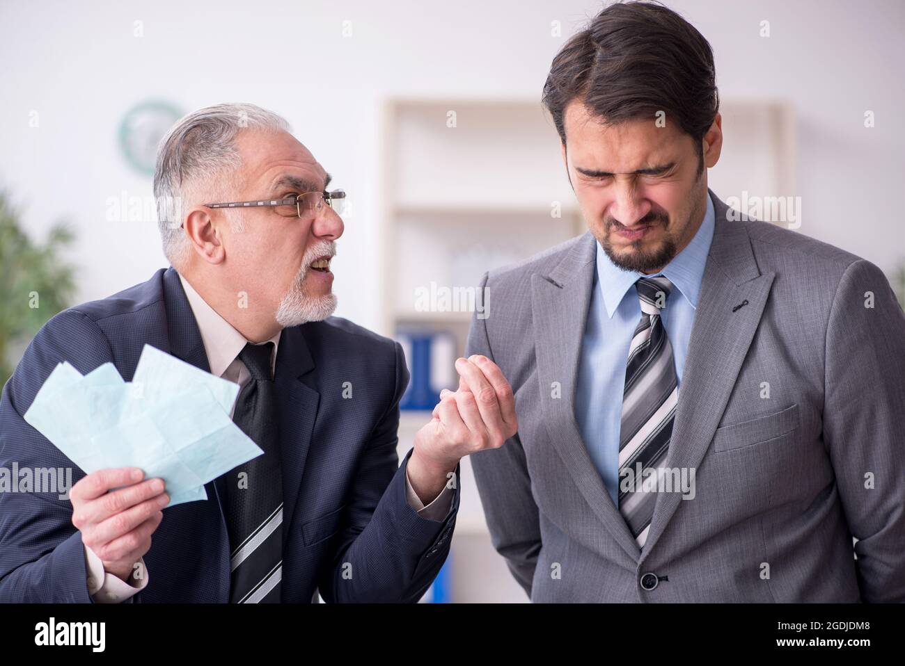 Due contabili maschi nel concetto di pianificazione del budget sul posto di lavoro Foto Stock