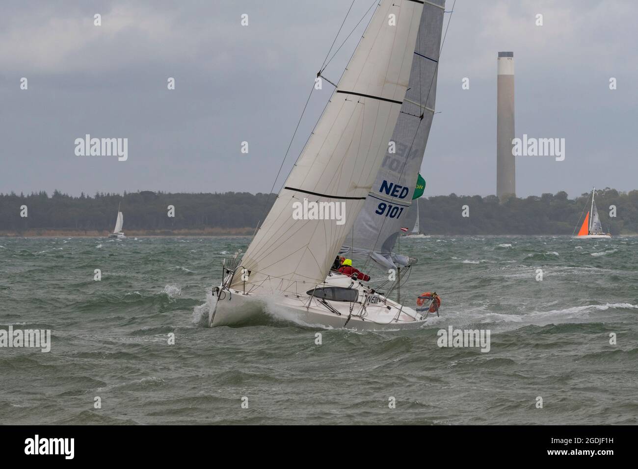 Inizio della Rolex Fastnet Race 2021 l'8 agosto 2021. I concorrenti si sono trovati a fronteggiare condizioni di forte vento. Cowes, Isola di Wight, Inghilterra, Regno Unito Foto Stock