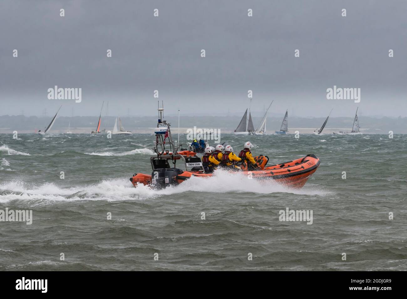 Nave di salvataggio RNLI all'inizio della Rolex Fastnet Race l'8 agosto 2021.i concorrenti si sono trovati a fronteggiare condizioni di forte vento.Cowes,Isola di Wight,Inghilterra, Foto Stock