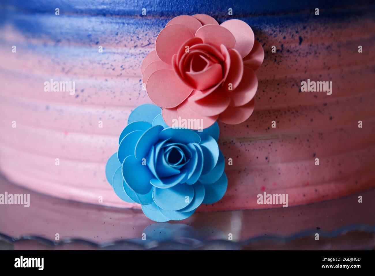 Torta blu e rosa e fiori alla festa del tè di rivelazione - concetto del partito di rivelazione del genere del bambino Foto Stock