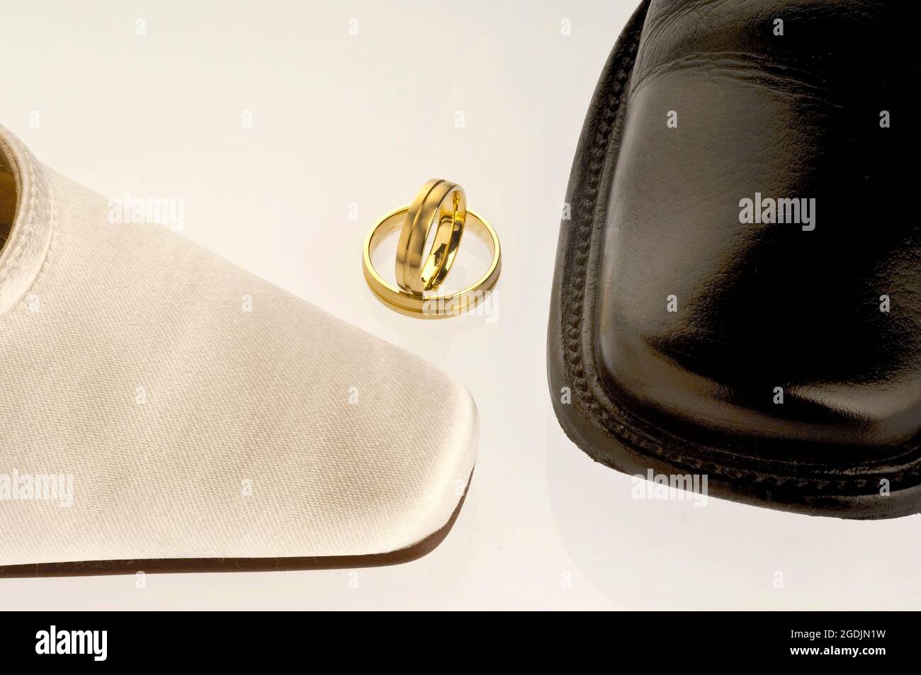 scarpe da sposa e anelli di nozze dorati Foto Stock